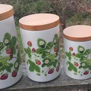 Portmeirion Summer Strawberries Ceramic Piece in Pink & White